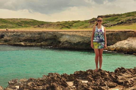 Uma das baías de cor esmeralda da ilha de Aruba, ao lado da Ponte de Pedra